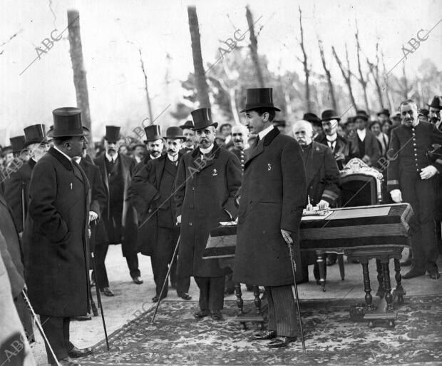 El Sr. González Besada (1) presidente de la comisión del Monumento