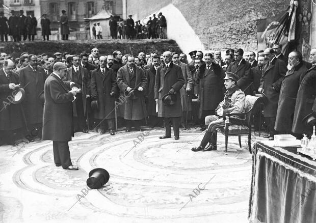 S.M. el Rey en el acto de Colocacón de la primera Piedra,Oyendo el discurso del...