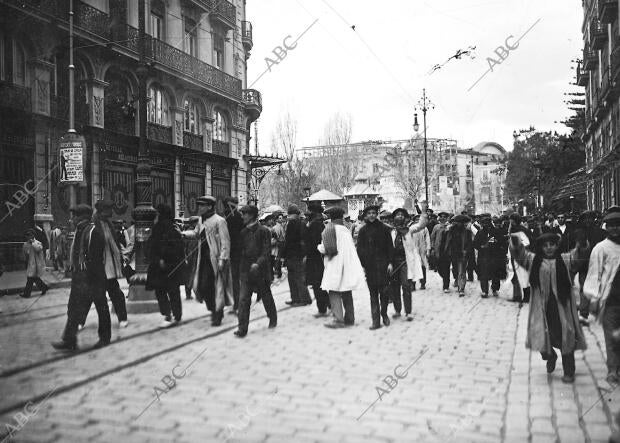 Grupo de Huelguistas Recorriendo las Calles de Valencia Obligando A cerrar los...