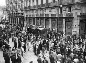 los Huelguistas Obligando al conductor de un tranvía su regreso A Cochera