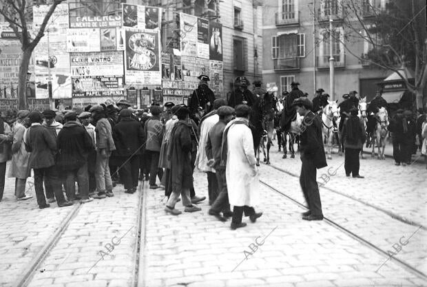 La guardia civil Disolviendo A los Huelguistas