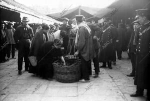 Jardineros del ayuntamiento Vendiendo fruta en el mercado por cuenta del...