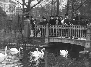 La Princesa Juliana (X) Dando pan A los Cisnes en el jardín zoológico de...