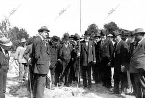 El gobernador Militar, general Chacón, Plantando un árbol en la dehesa de la...