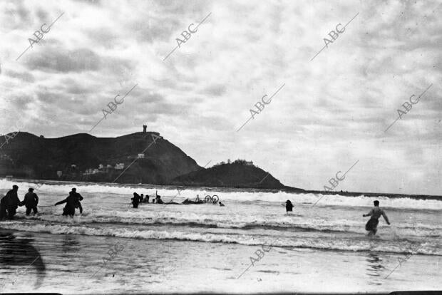 El aparato del aviador Hanouville Flotando en el agua después del accidente que...