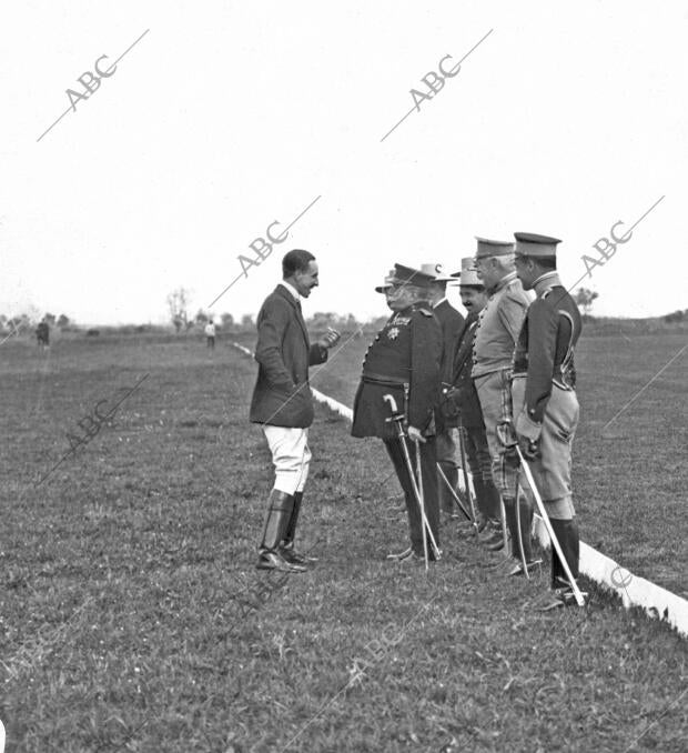 D. Alfonso Xiii Hablando con el general de la Remonta, Sr. Jaquetot y los...