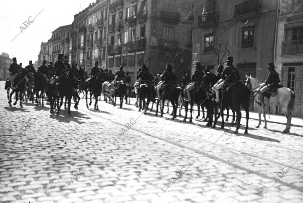 Caballería del regimiento de victoria Eugenia Patrullando por las Calles