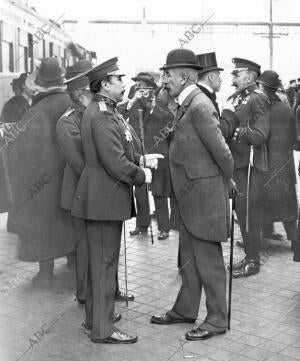 El presidente general de Francia en Marruecos (1) Hablando en la estación del...