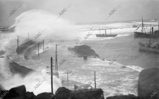 El muelle de Villanueva Combatido por las Olas, que lo Destruyeron y se Llevaron...