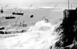 El muelle de Villanueva combatido por las olas que lo terminaron por destruir,...