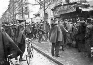 Aspecto de una de las Calles de Paris durante los Disturbios que se Produjeron...