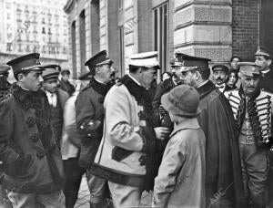 El comandante general de Larache al salir ayer mañana de la estación del...