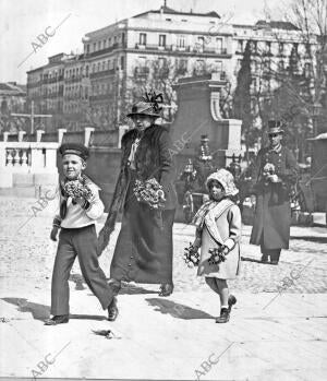 Ss.Mm.Rr. el príncipe de Asturias y la Infantita Beatriz, al regresar A palacio...