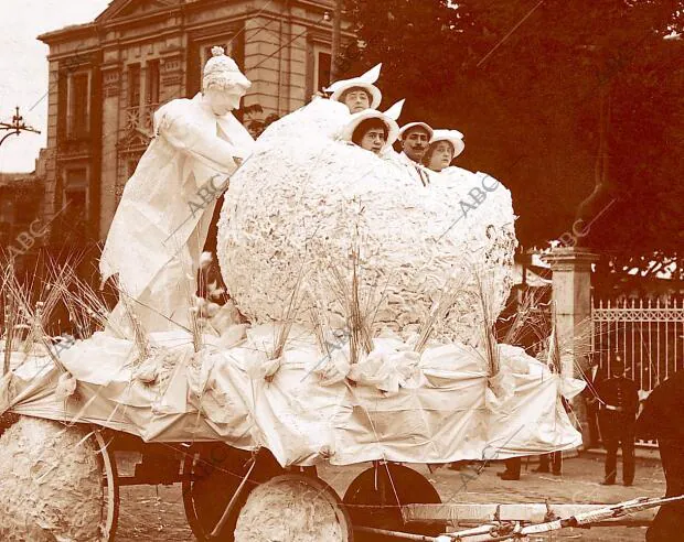 "Bola de nieve", carroza que obtuvo el primer premio en el Coso Blanco