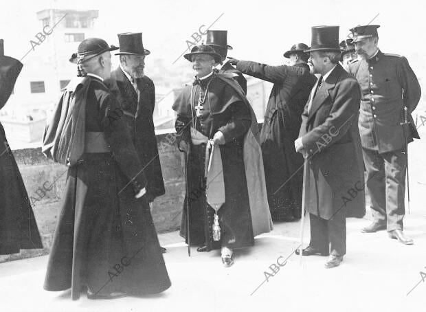 Monseñor Ragonessi Admirando el panorama de Valencia desde las Históricas Torres...