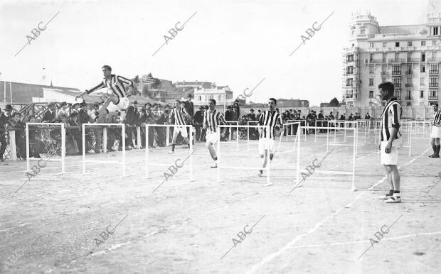 El Sr. Quintana (X), de la sociedad Gimnástica, durante la carrera A Pie, con...