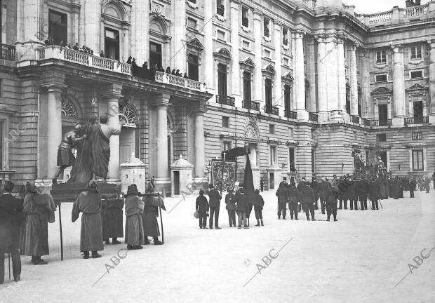 Sus Majestades y Altezas Reales Presenciando desde uno de los Balcones de la...