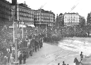 La procesión de Viernes Santo desfilando ayer tarde por la Puerta del Sol para...