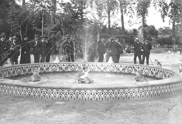 El comite de la Exposición Hispano-Americana en el Parque de María Luisa junto a...