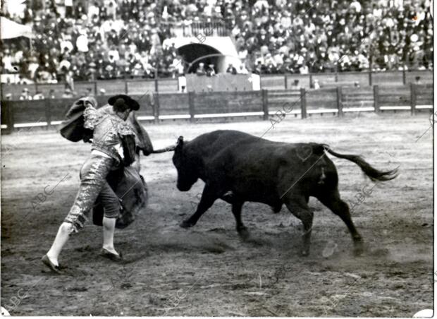 ª de la Feria, jerez de la Frontera, gallito Lanceando de capa al 5º Toro - foto...