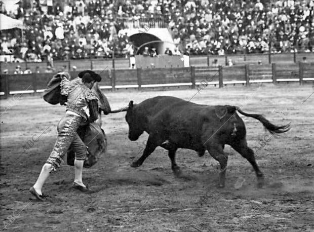 ª de la Feria, jerez de la Frontera, gallito Lanceando de capa al 5º Toro - foto...