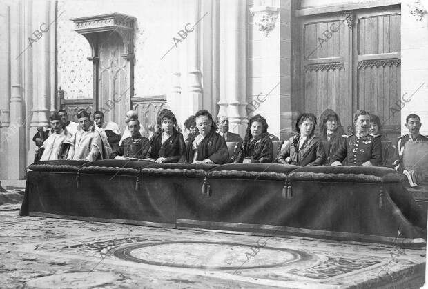 D. Alfonso Xiii(1), doña victoria Eugenia (2), doña Isabel de Borbón (3) doña...