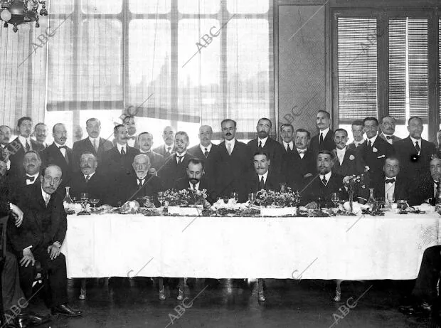 Mesa presidencial del banquete conmemorativo del primer aniversario de la...