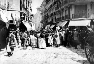 Manifestación en contra de la subida del pan: en la imagen, al asalto a una...