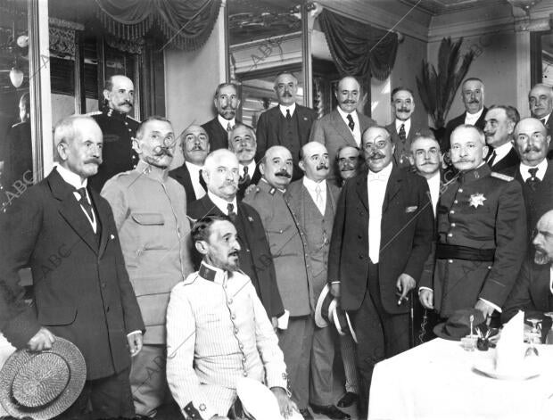 D. Francisco Aguilera (X) Rodeado de sus Compañeros de Promoción, Cadetes de...