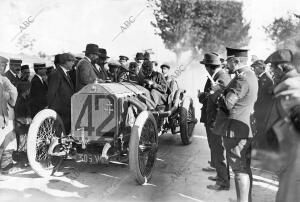 El Sr. Marqués de Aulencia en su Coche, Esperando la orden del jurado para...