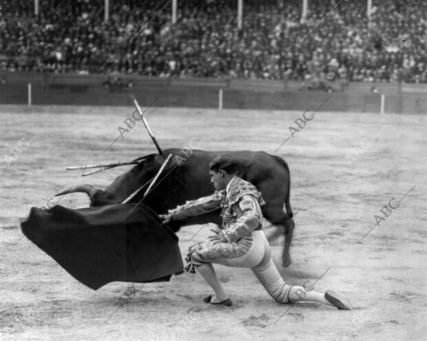 Belmonte dando un pase de rodillas en la primera corrida