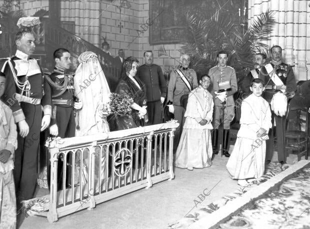 Los Novios, Padrinos y Testigos en la ceremonia nupcial de la Señorita Ana...