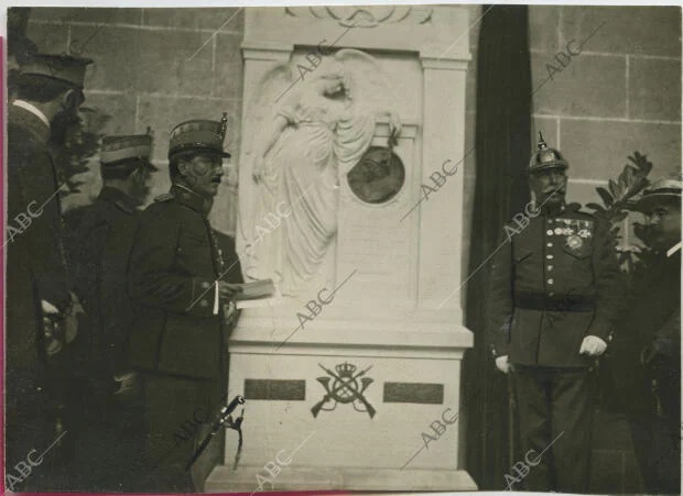 Lápida en homenaje al aviador fallecido, don Celestino Bayo