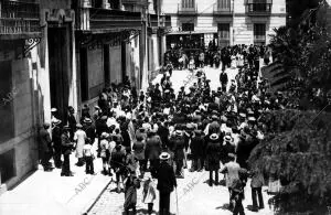 Un grupo de manifestantes a la puerta del Ayuntamiento, donde acudieron en...