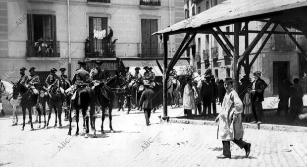 La Guardia Civil patrullando por la Plaza de la Cebada