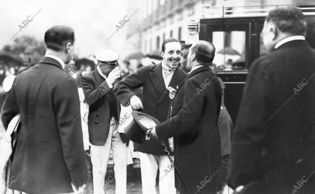 S. M. el Rey D. Alfonso Xiii Hablando con el Marqués de Atarfe, gobernador civil...