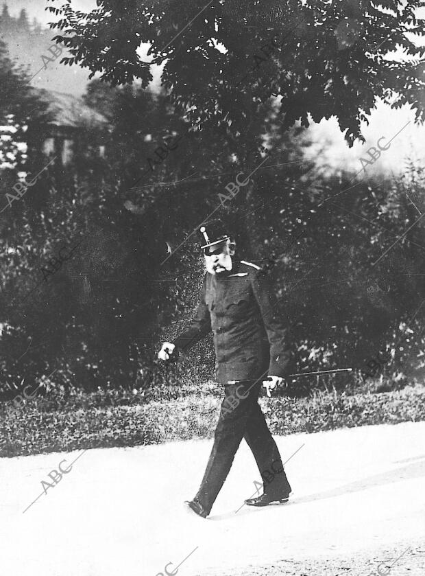 Último retrato del Emperador Francisco José, hecho en los Jardines de su palacio...