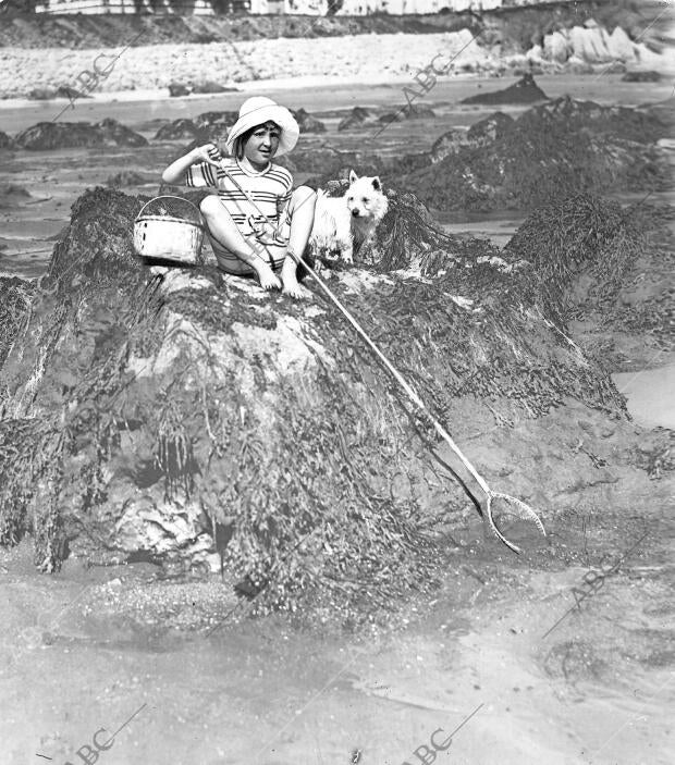 S. A. R. el príncipe de Asturias Pescando Cangrejos en la playa y Jugando con su...