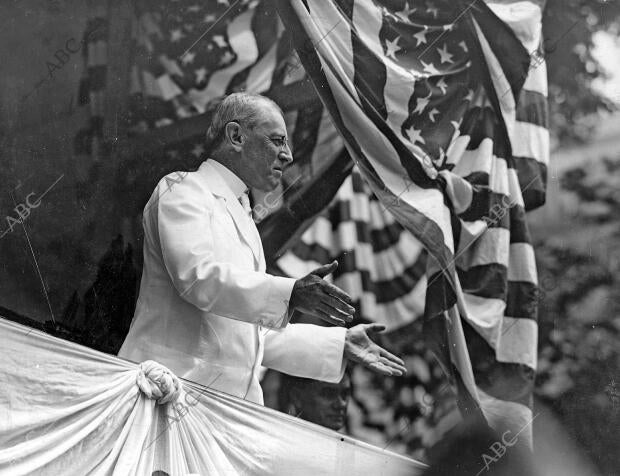 Mr. Wilson, presidente de los Estados Unidos, Pronunciando un discurso en...