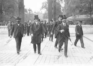 El ex ministro M. Caillaux, esposo de la Procesada, Entrando en el palacio de...