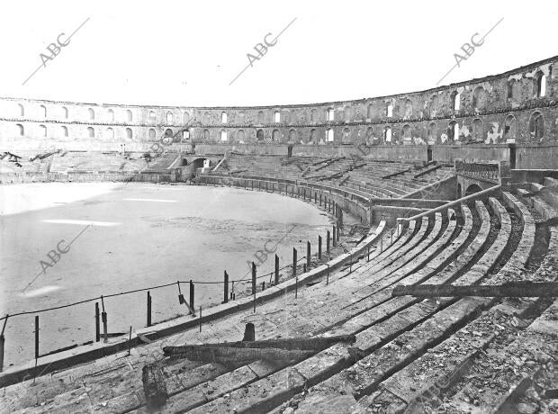 Aspecto que Ofrece la plaza de Toros de Logroño, después del terrible incendio...