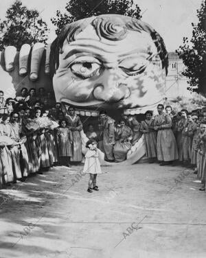 Las Niñas del colegio de la Paz en el parque de Diversiones de la ciudad Lineal,...