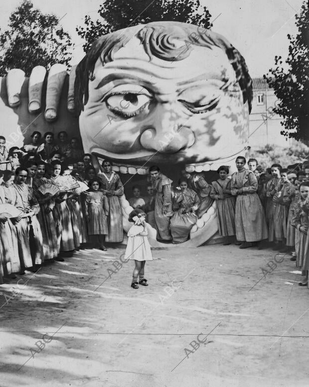 Las Niñas del colegio de la Paz en el parque de Diversiones de la ciudad Lineal,...