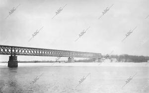 Puente sobre el Danubio que une las dos naciones y que ha sido volado por los...