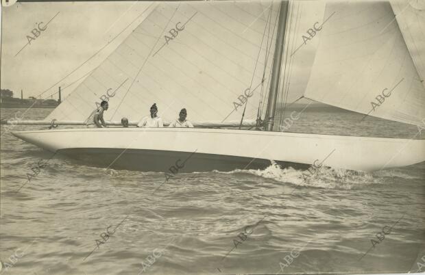 El rey Alfonso XIII en su balandro «Tonino», en una regata en Santander