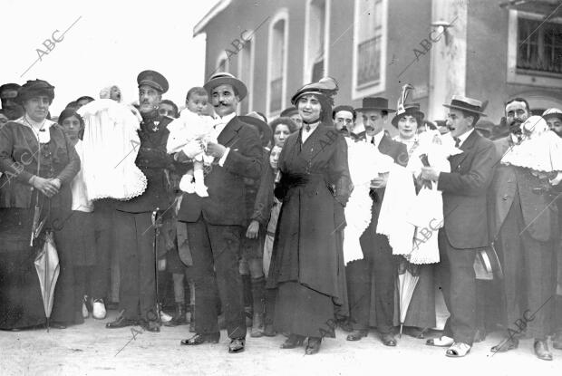 Grupo de Padrinos y Madrinas de los Niños, Hijos de Repatriados Españoles,...