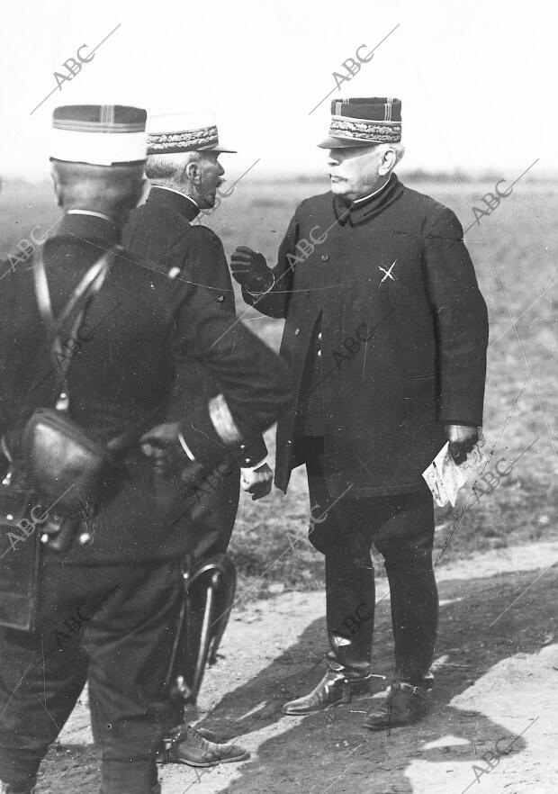 El generalísimo Joffre (X) Dando Órdenes A sus Ayudantes para el avance de las...