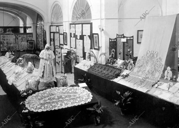 Exposición de Labores, en la cual ha llamado la atención la mantilla que se...