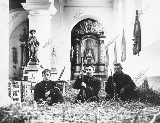 Soldados Belgas Apostados en una iglesia de Lovaina, Dispuestos A hacer fuego...