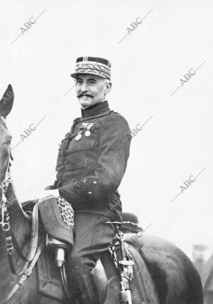 El general Michel, que Desempeñaba el gobierno militar de Paris y ha pasado al...